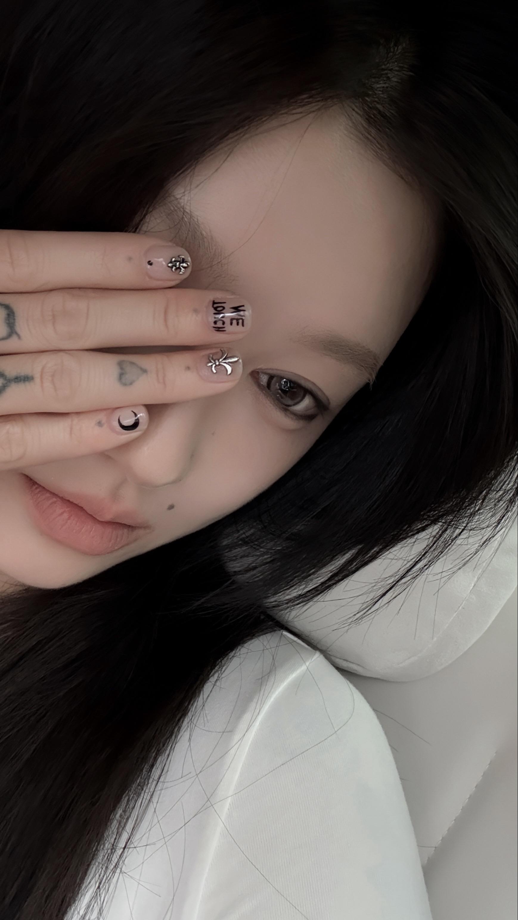 可太稀罕俺的新指甲噜。