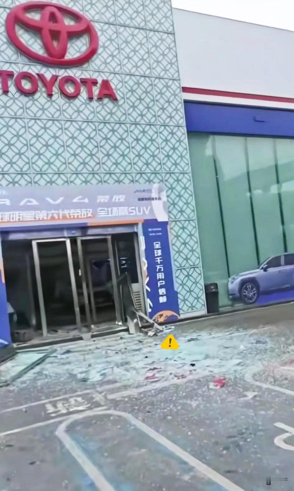 成都发生爆燃的那家汽车4s店老板
估计现在肠子都要悔青了
原本只是因为一件小事