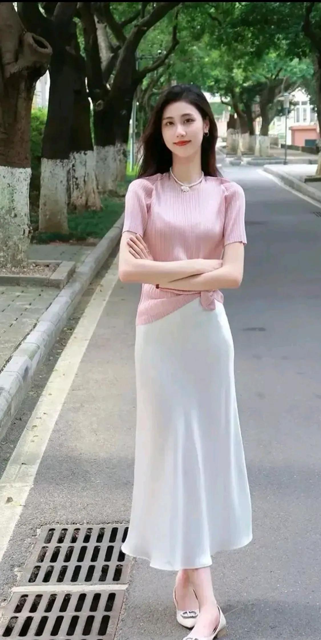 同样是窒息的吻，差别怎么就那么大呢！
情人接吻的时候，口水都是甜的，吻个半个小时