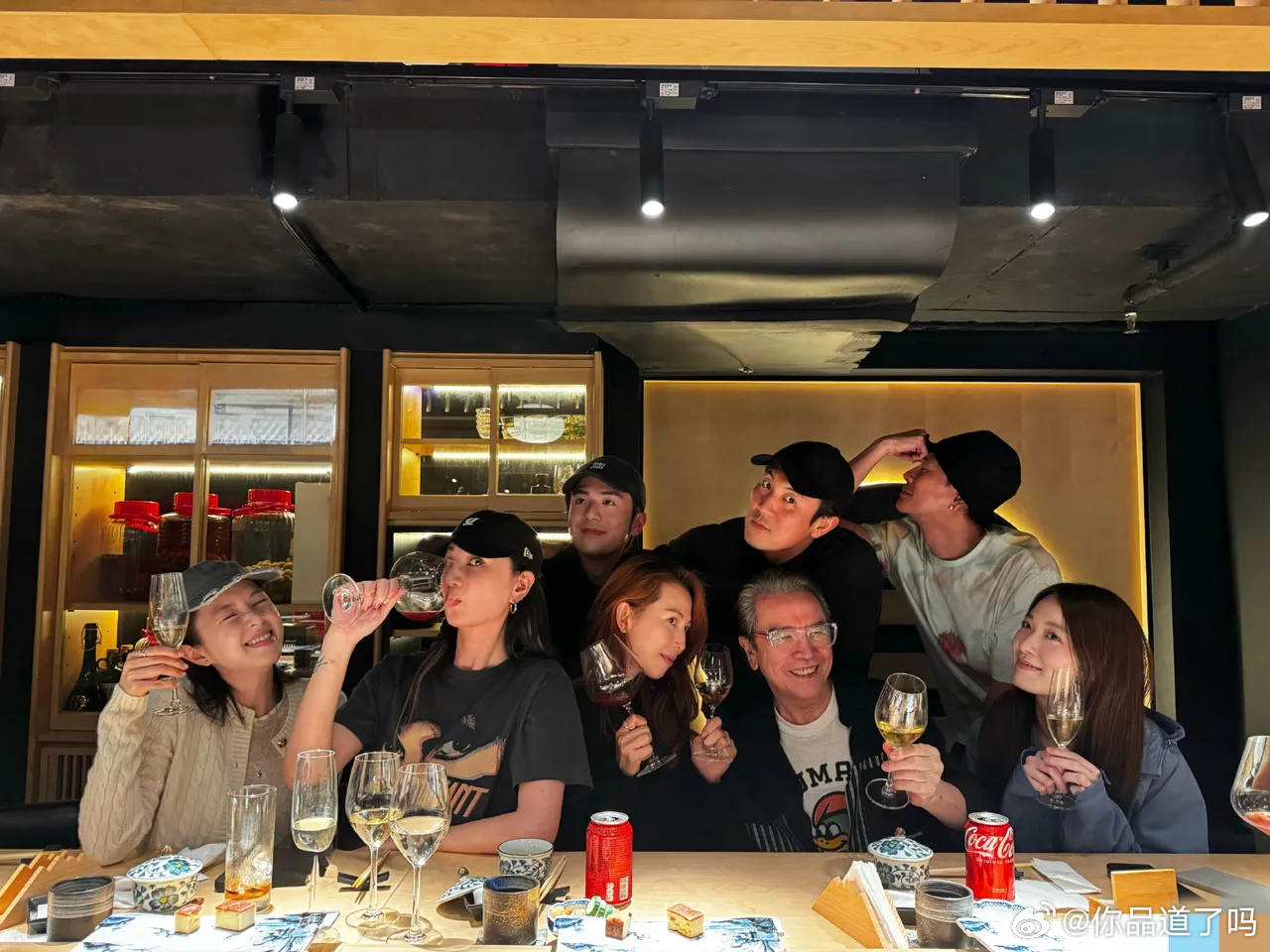 黄宗泽晒出与蔡少芬、郑希怡等好友聚餐照，氛围也太融洽了！不得不说他是真热情好客，