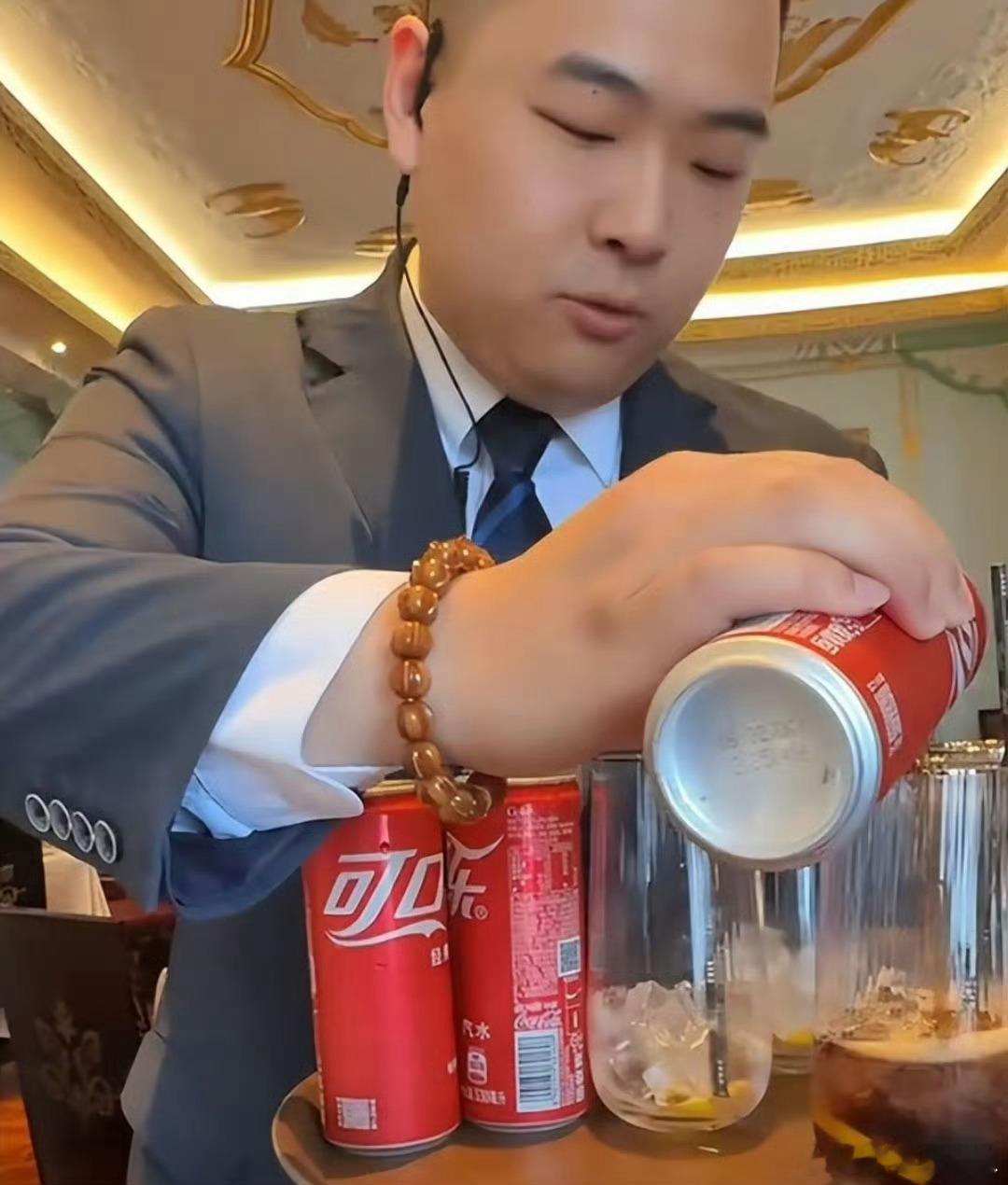 服务员当面倒入罐装可乐一杯卖50元服务费50，可乐是送的哈哈哈哈哈哈[doge]