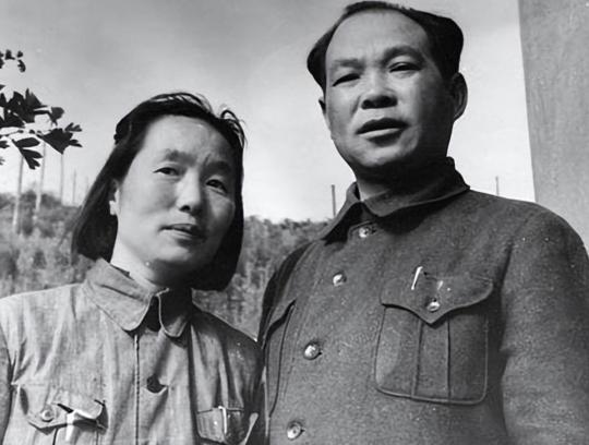 1937年，天空下着瓢泼大雨，地主王学文突然发现门口有一个女兵昏倒在自家门口，他