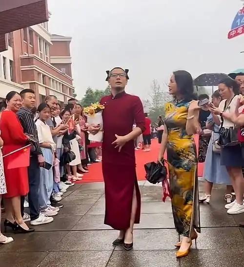 考生家长有点神经过敏了！ 
刷到一幕特别破防的高考画面：
考场大门关上的那一刻，