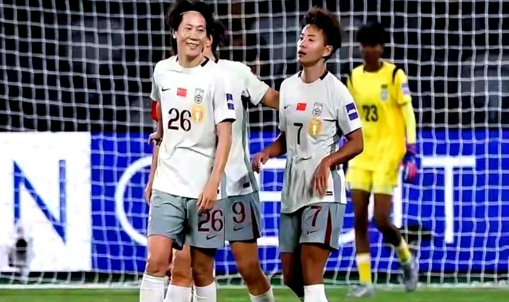 最难的球员，不是没伤的人，是伤一直在的人。
31岁的王霜，右脚、脚踝、足底筋膜