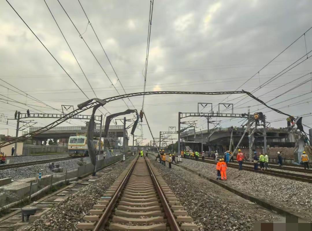 在铁路上班什么感觉? 铁路集中修，一线职工的“渡劫”！一年两次，电务供电陪跑40
