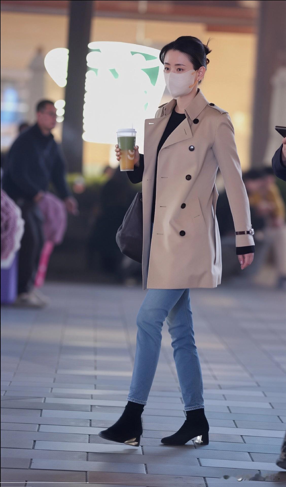 梨形身材的显瘦搭配｜风衣+直筒裤

梨形+微胖，买风衣真的很难。

怕显胖，怕压