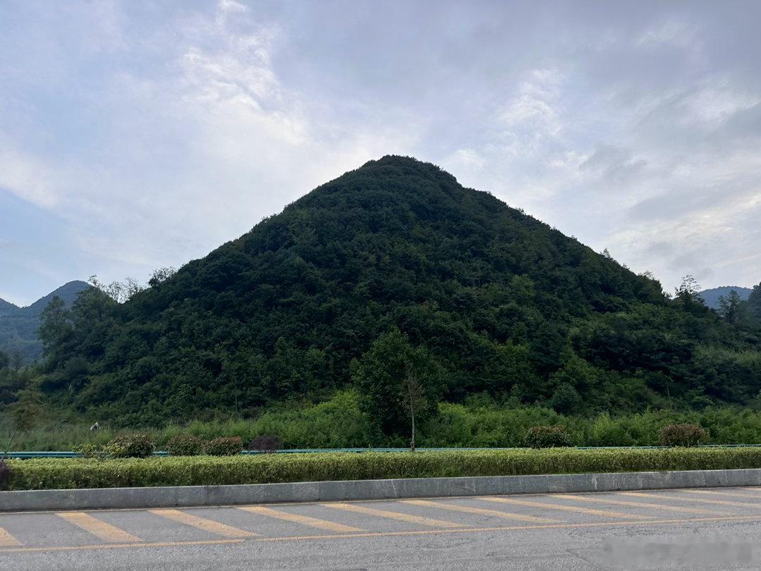 下午5点半到六盘水酒店，6点出门跑步。没有跑步绿道，街道难跑，就尽量向城外跑，完