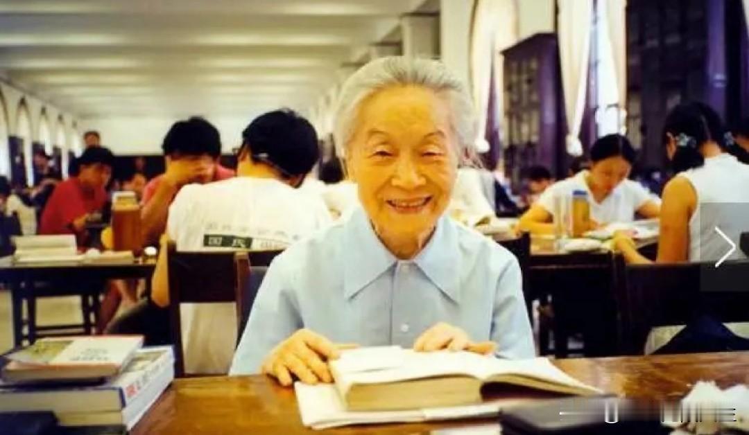 杨绛先生说：“让自己快乐的秘诀，就是停止胡思乱想，治愈自己最好的方法，就是忙碌和