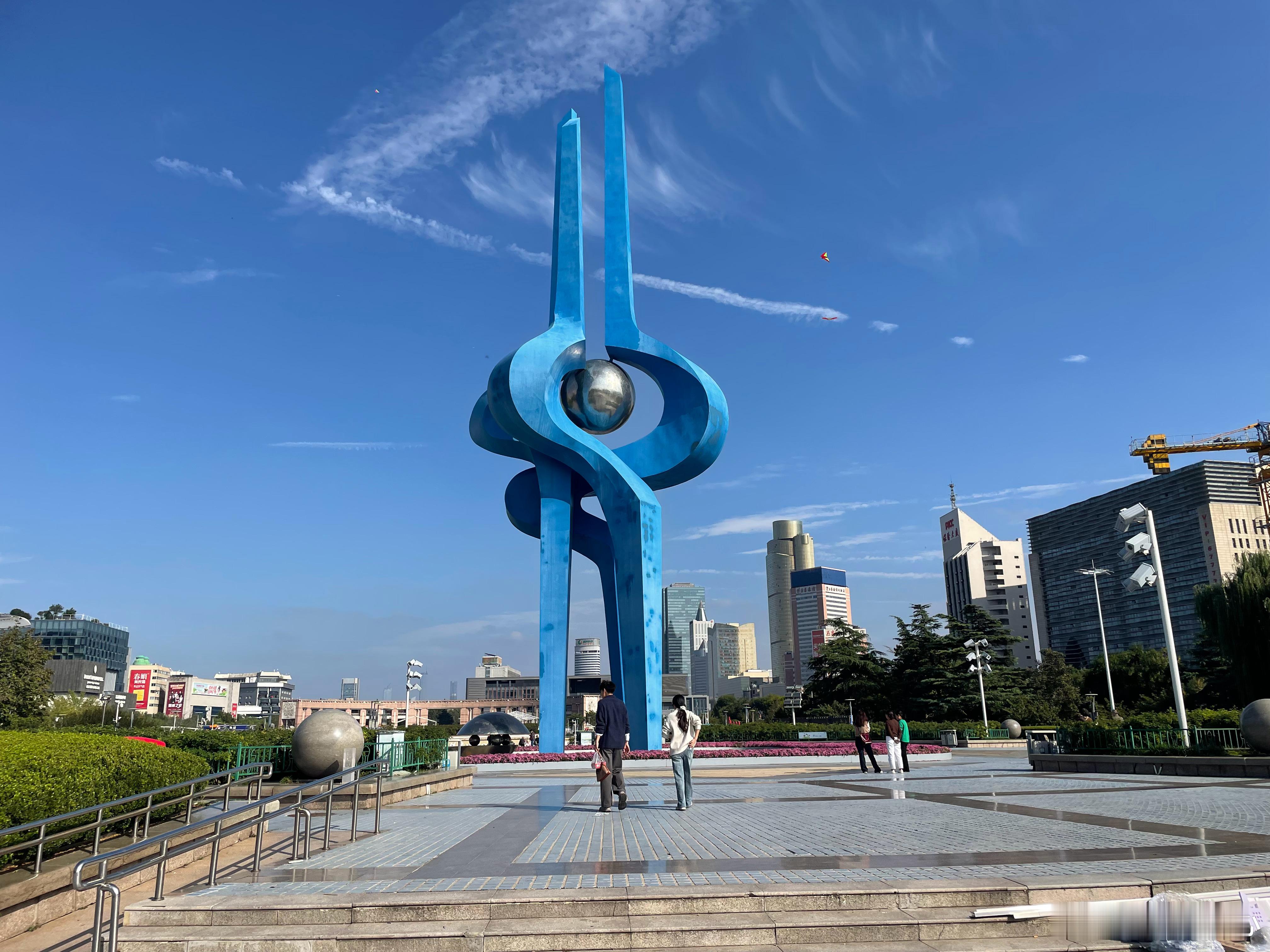 2025济南泉城马拉松参展商陆续搭台济南马拉松  ​​​