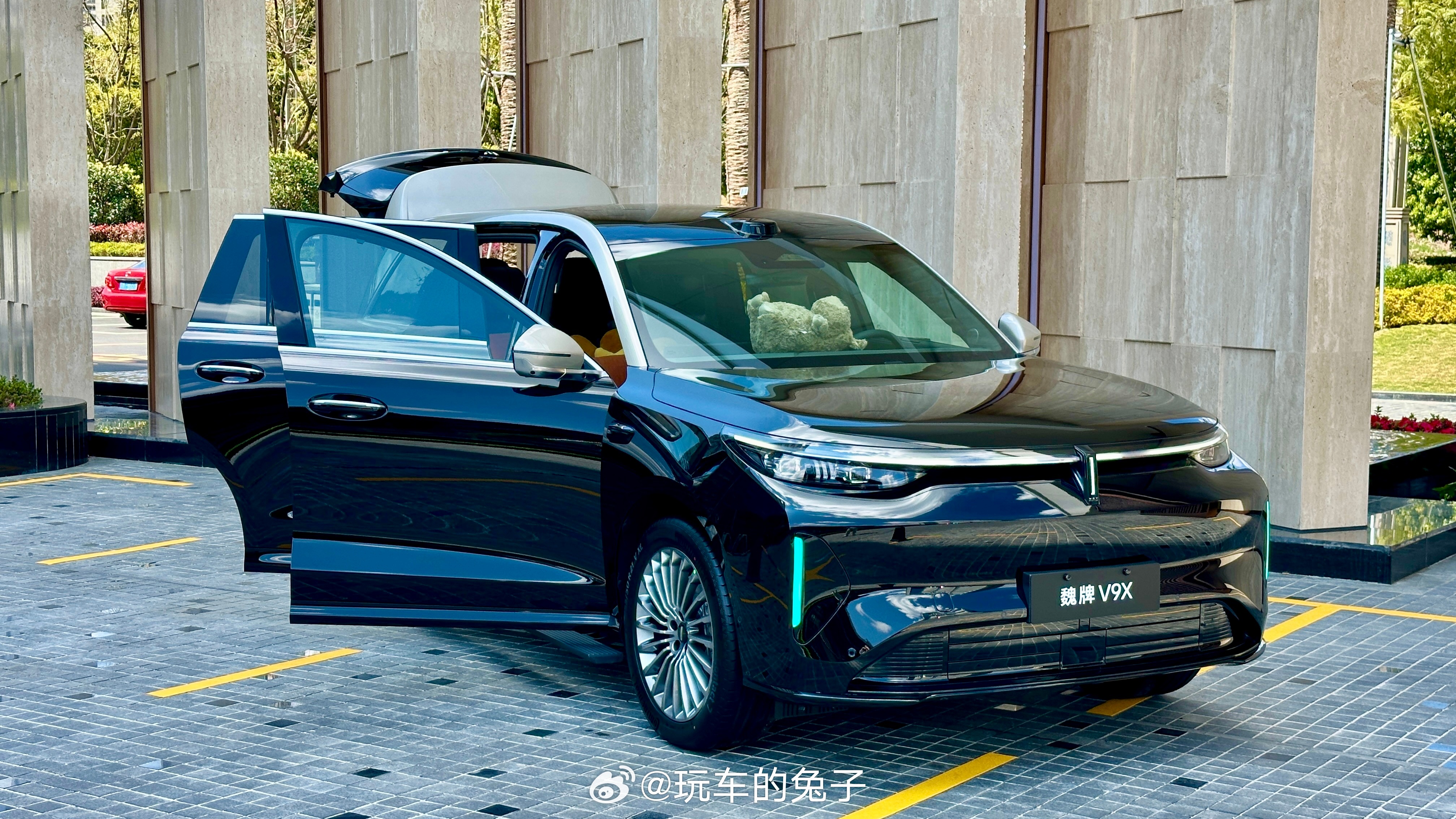 今天先静态感受一下魏牌V9X，一句话总结，就是没有它想不到的。整体外观端正大气，