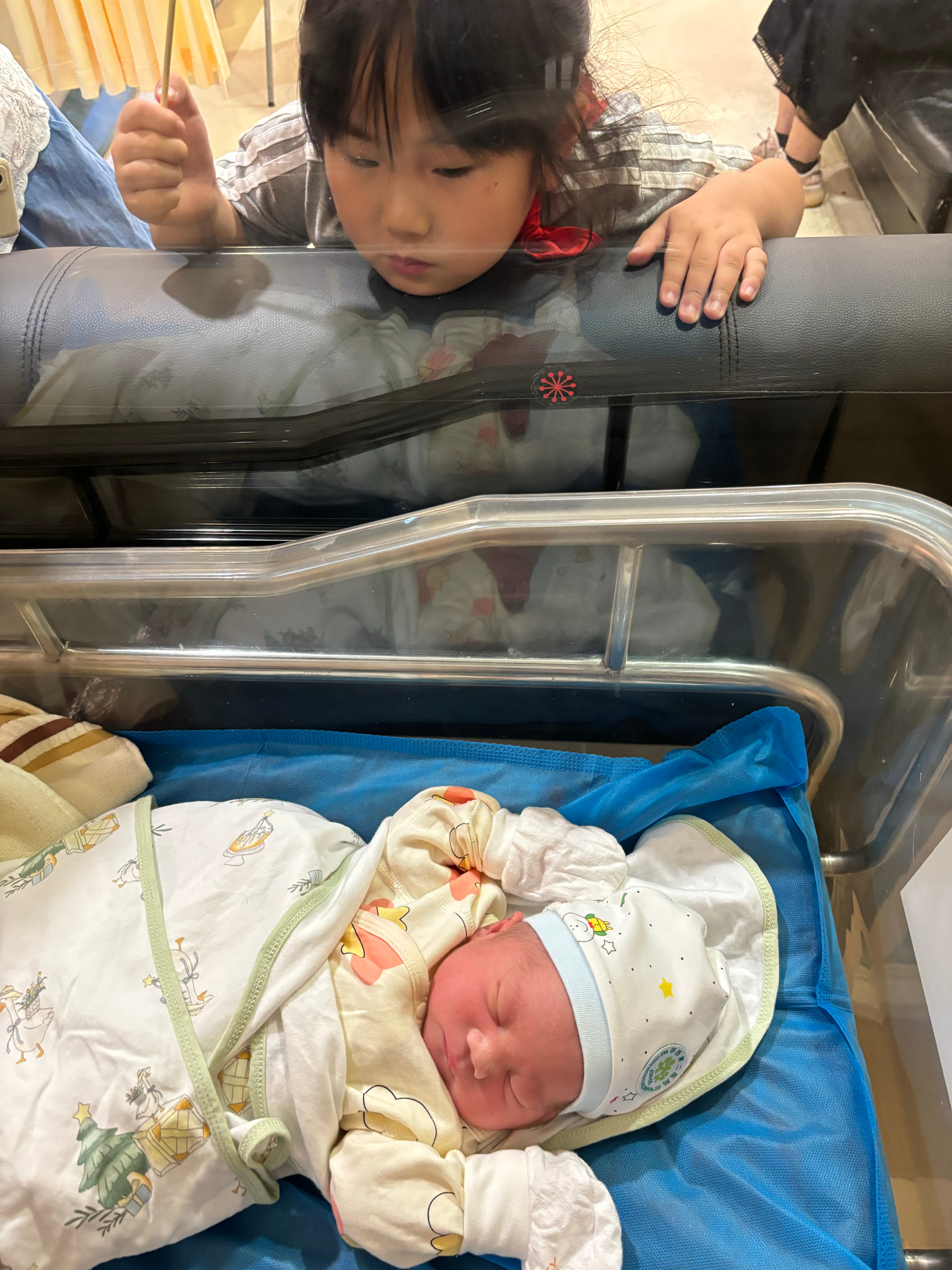 你好，乐观、爱笑的冷白皮少年。         最近两个月都在围绕着陪女儿过开心