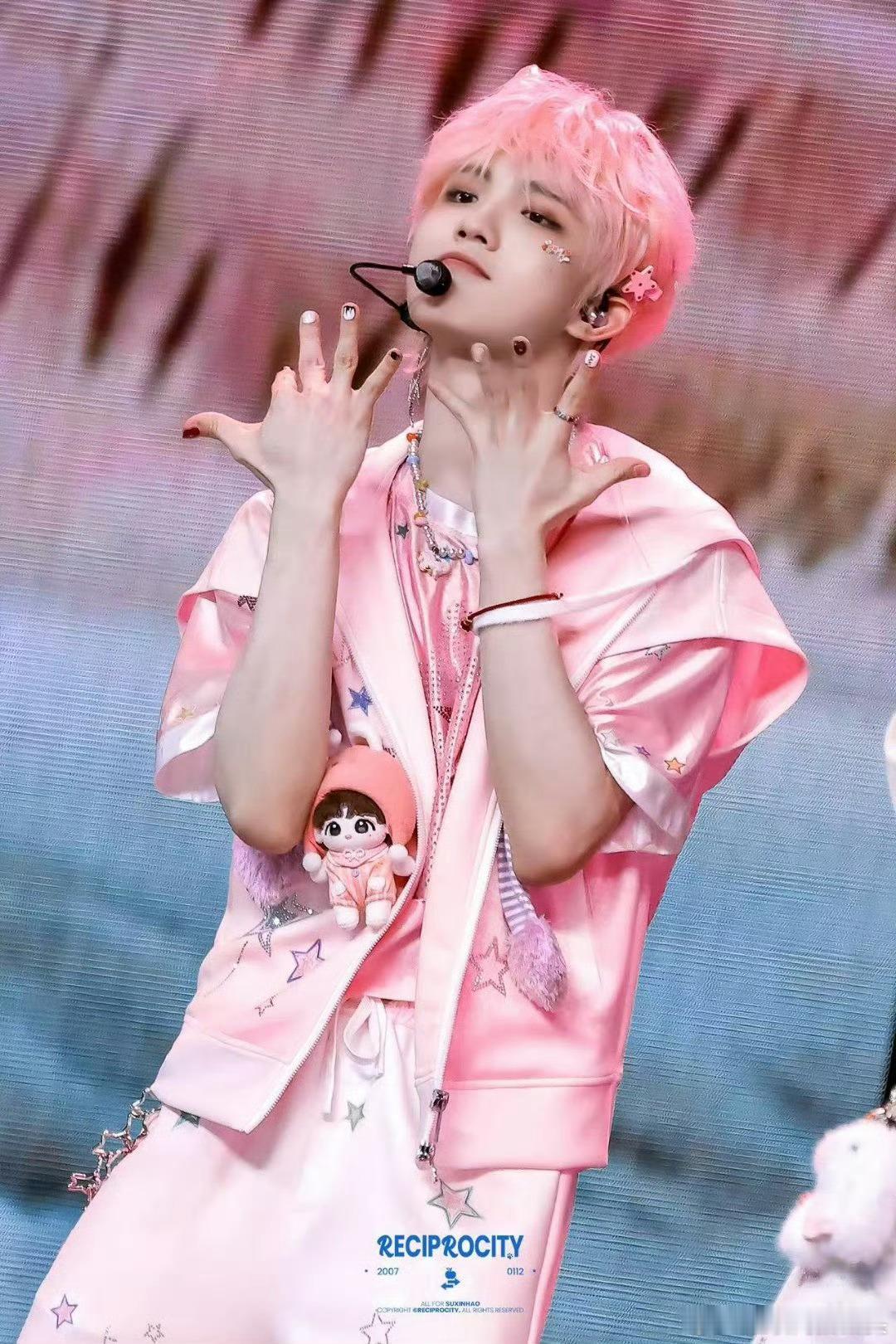 苏新皓 不是明星不必被明星定义，不被标签束缚光芒。始终坚守初心全力以赴，跳舞自带