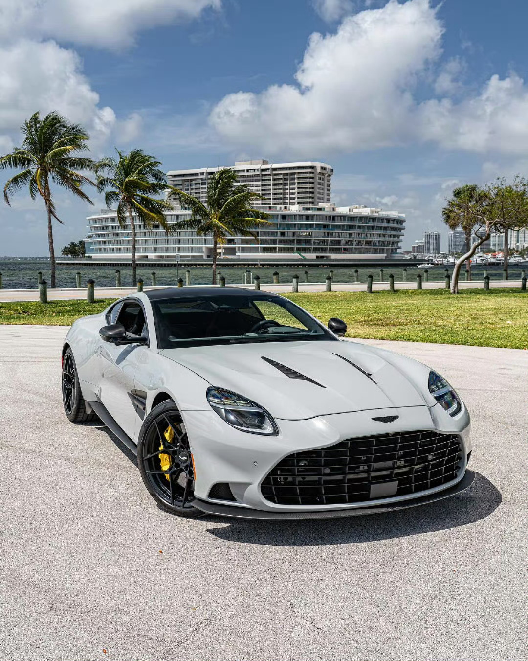 Aston Martin Vanquish ​​​
