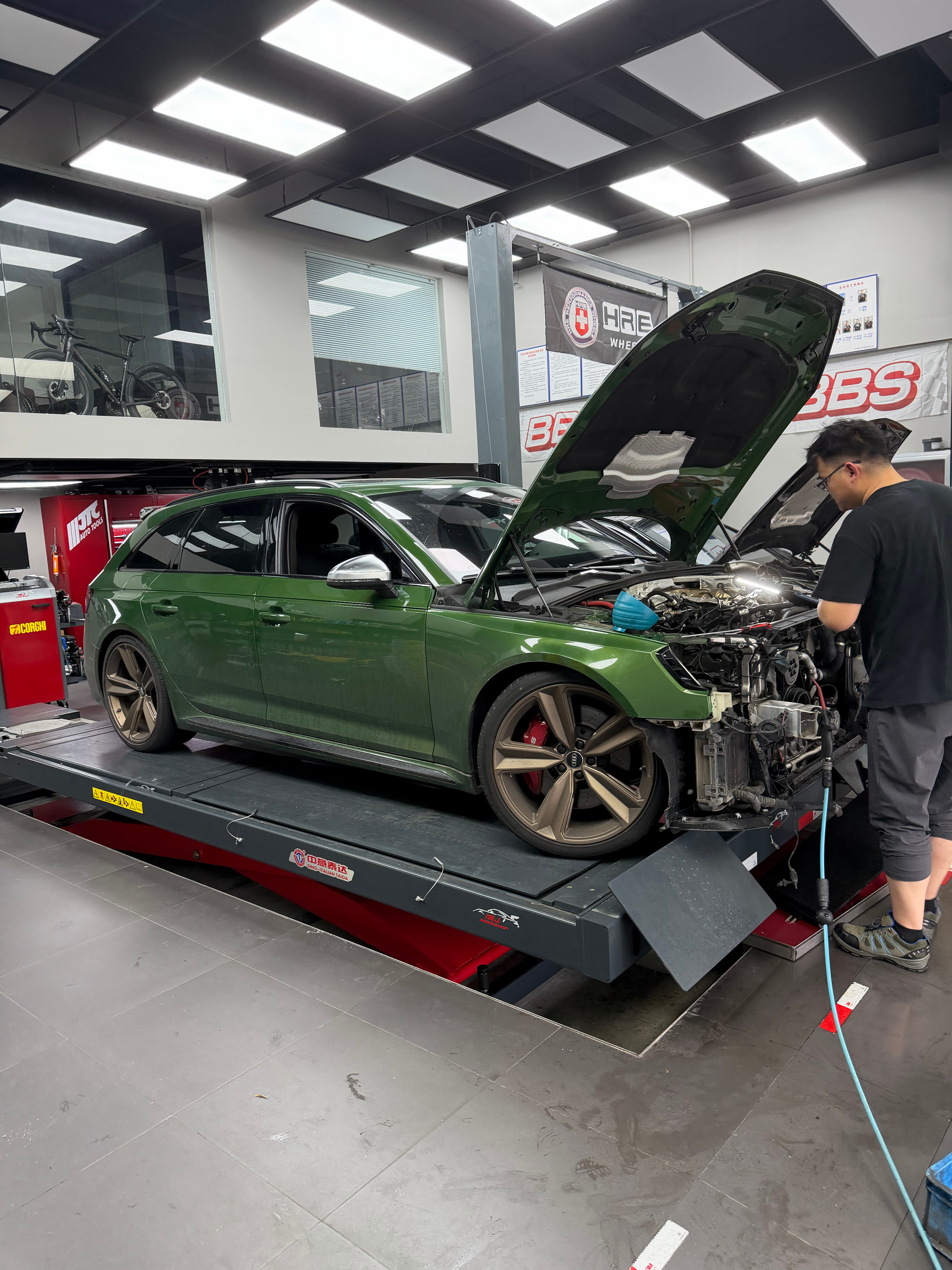 RS4前天高温报警，拆开检查了一下，水管漏了，更不好的消息是冷冻液顺着管路，向上