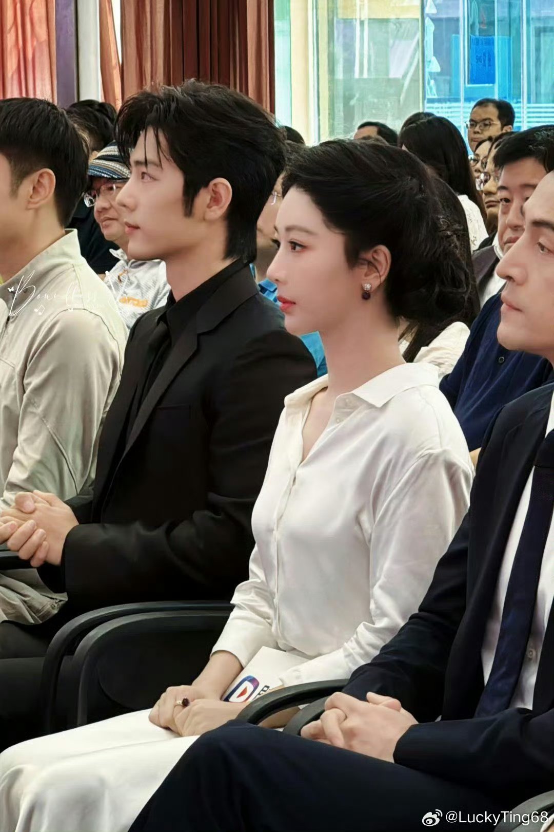 同样是和肖战并排坐一起，对比之下，杨紫成熟了好多啊！ 