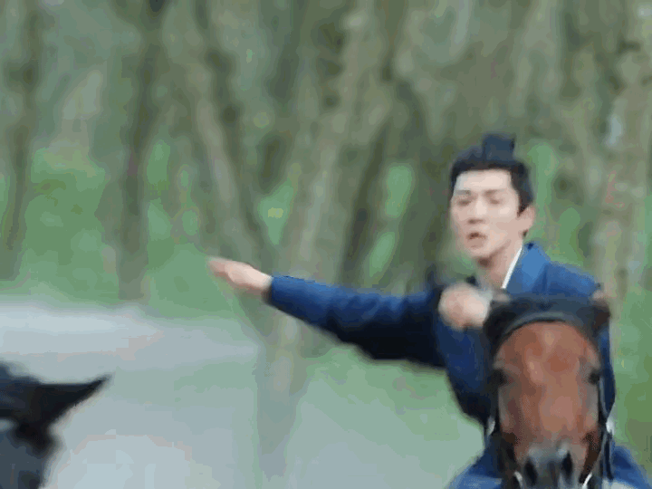 《柳舟记》崔行舟从马背上摔下来 ，一条腿卡进了树枝缝缝里。他摔下来不是因为被敌人