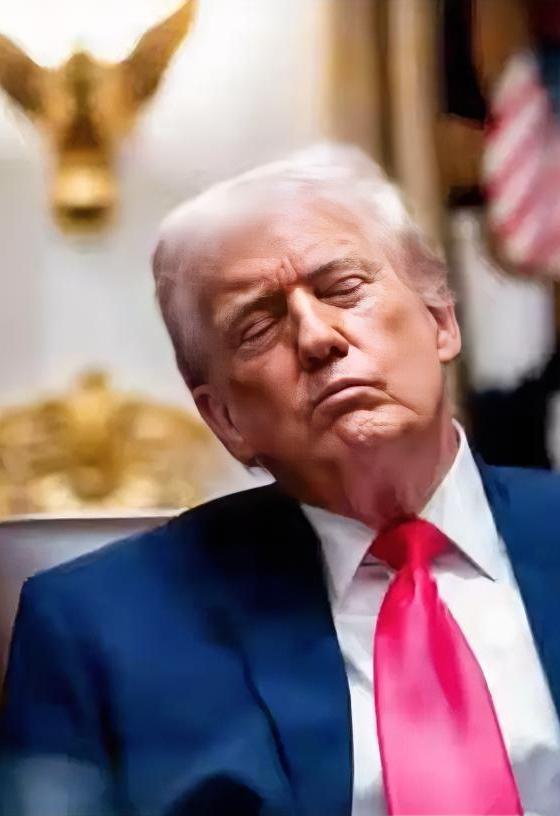 特朗普开会时打起了盹儿！80岁的年纪还在当总统，这差事可真不好干啊。

美国现在