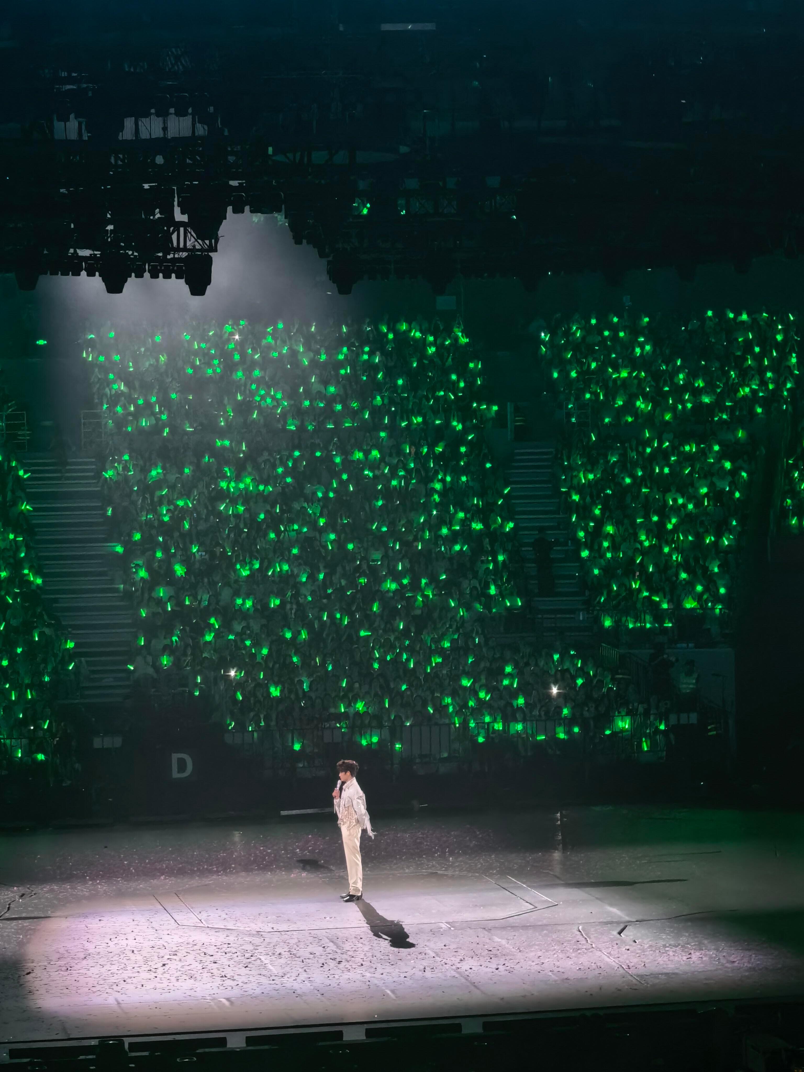 丁禹兮演唱会上座率 丁禹兮成都演唱会座无虚席，灯光暗下，满眼都是震撼的绿色灯海。