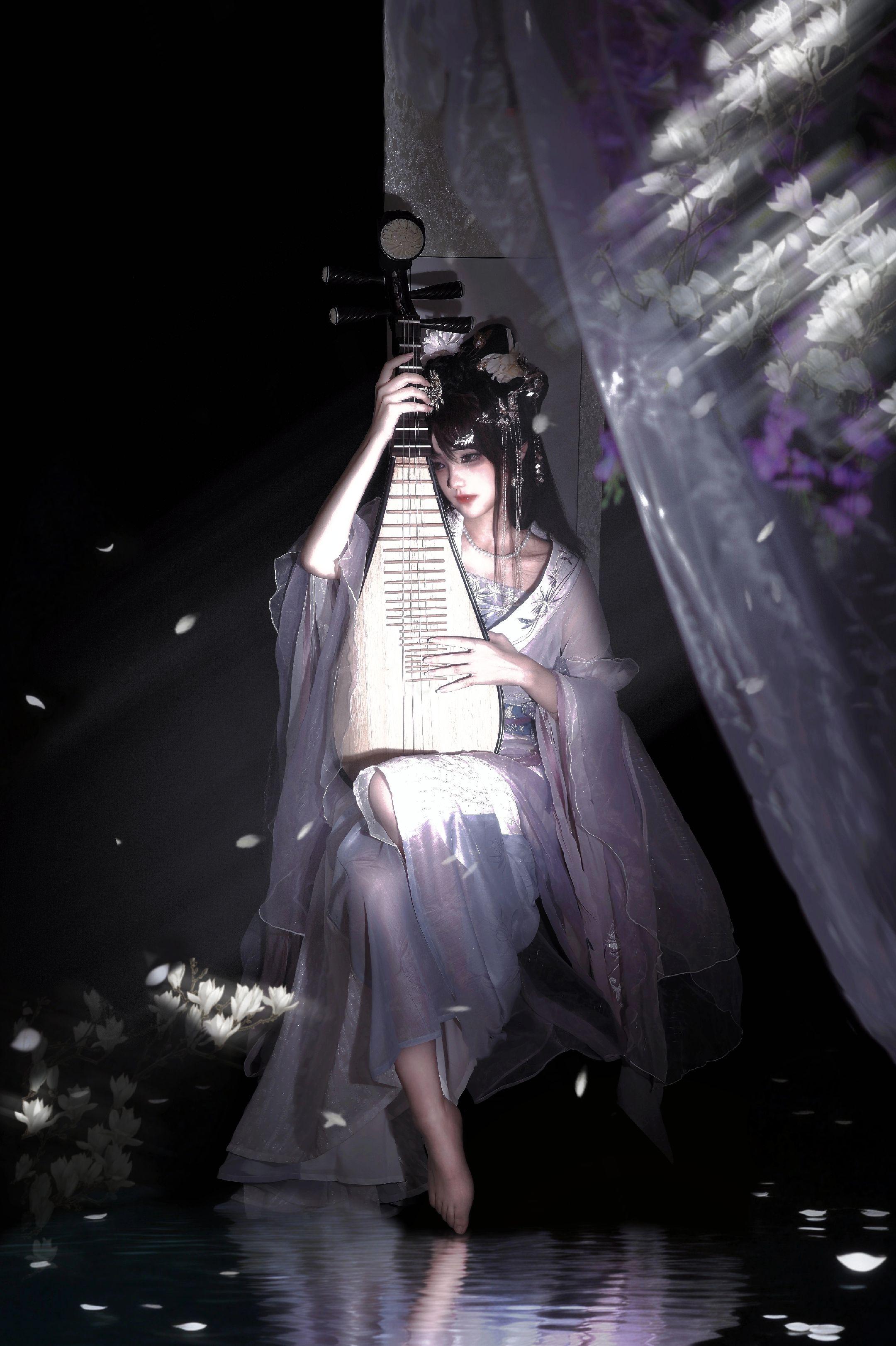 凄凄不似向前声，满座重闻皆掩泣。