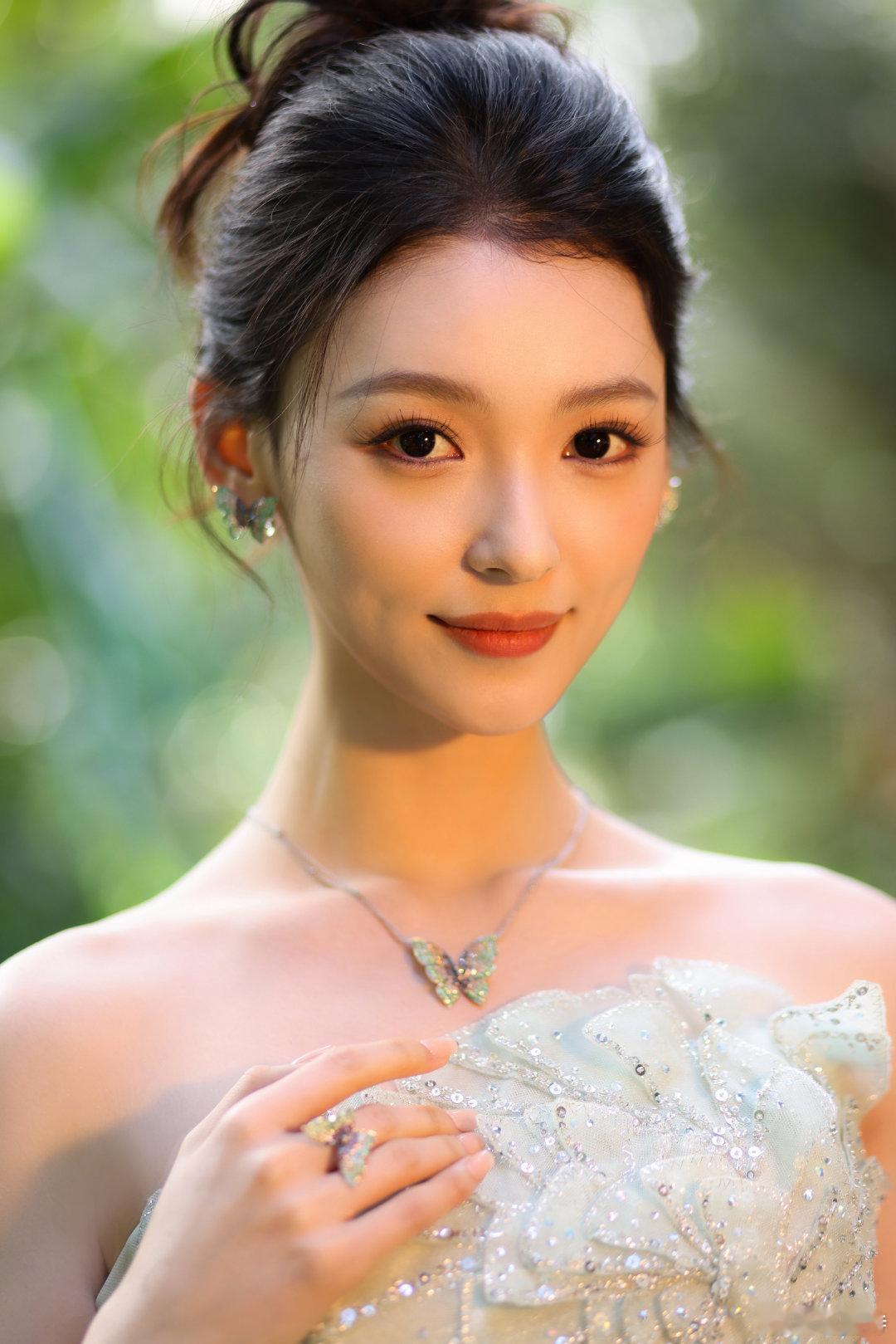 尚新月蝴蝶公主 尚新月以蝴蝶公主的形象亮相，真的是惊艳全场！她不仅颜值在线，主持