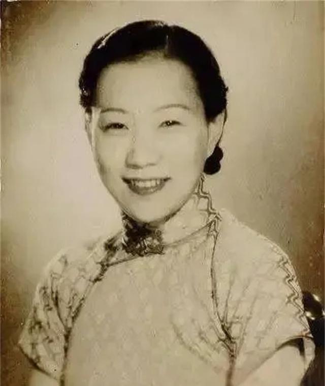 一天盛佩玉外出时，突然想到有东西忘在家里了，便返回家取东西，竟然看到丈夫的车，竟