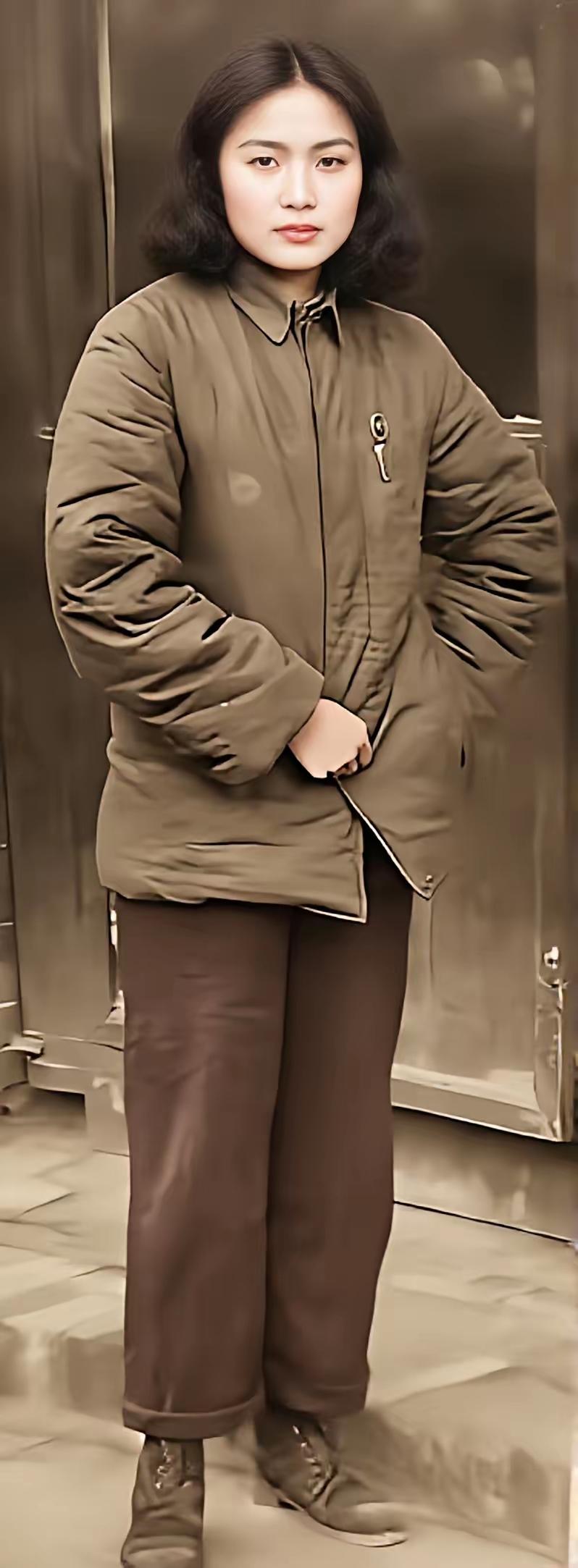 刘爱兰，烈士刘胡兰的妹妹，后来是西北战斗剧社的演员。她的形象和姐姐极为神似，她在