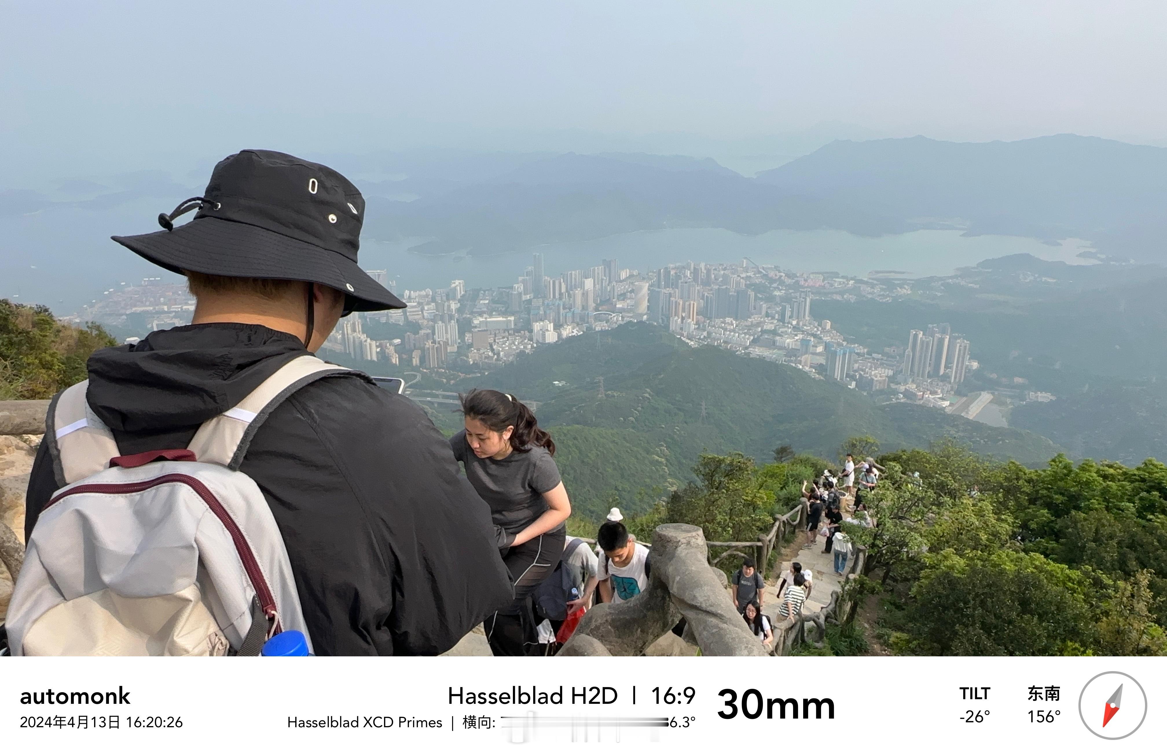 下到好汉坡，遇见一台熔岩红的库里南，气场是真的强……[哇]#大v聊车##亿点曝光