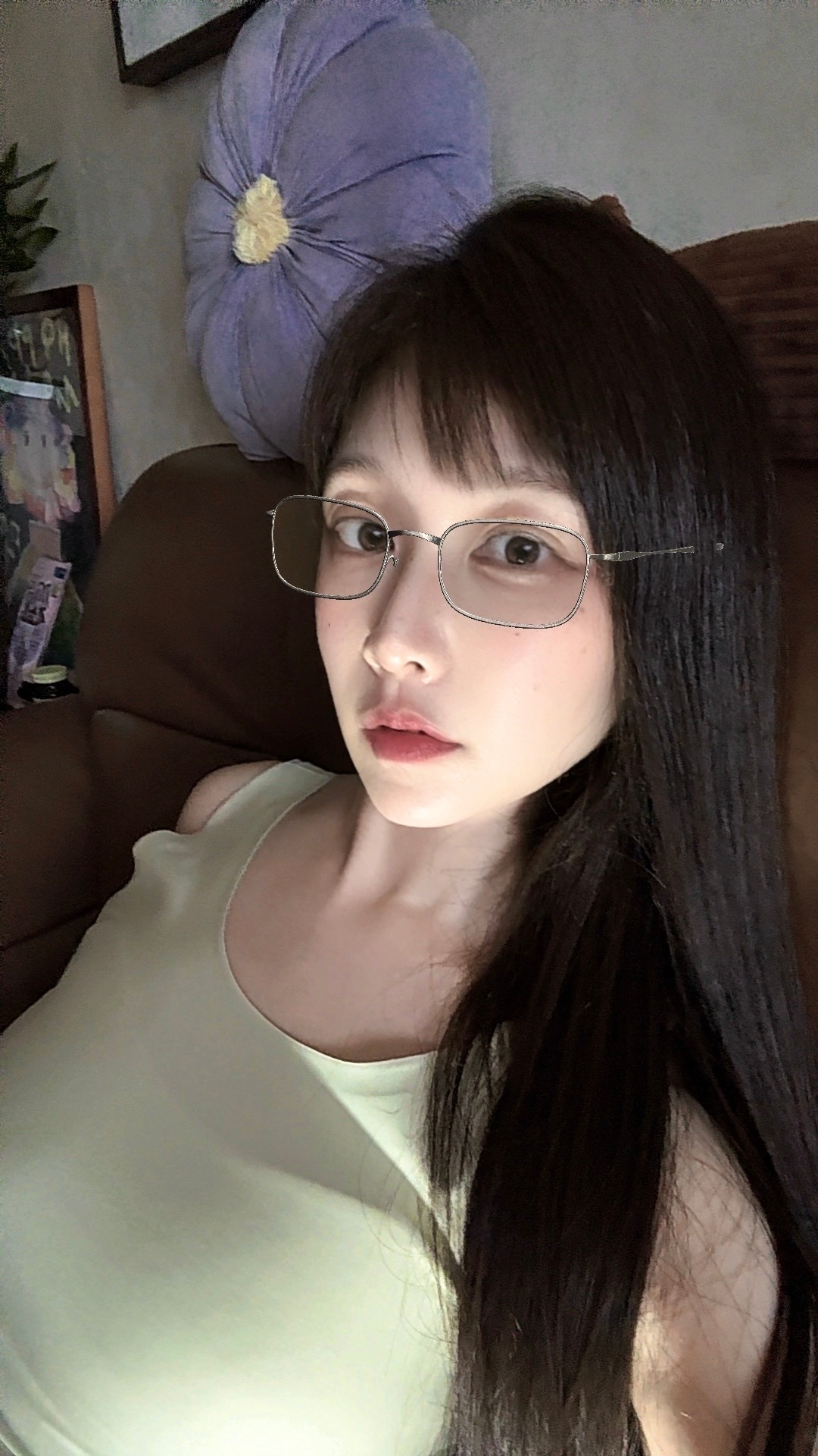 这张我还挺喜欢的，他俩怎么还不回来，我在家又蹦又跳了一天，饿了，只吃了一些老酱下