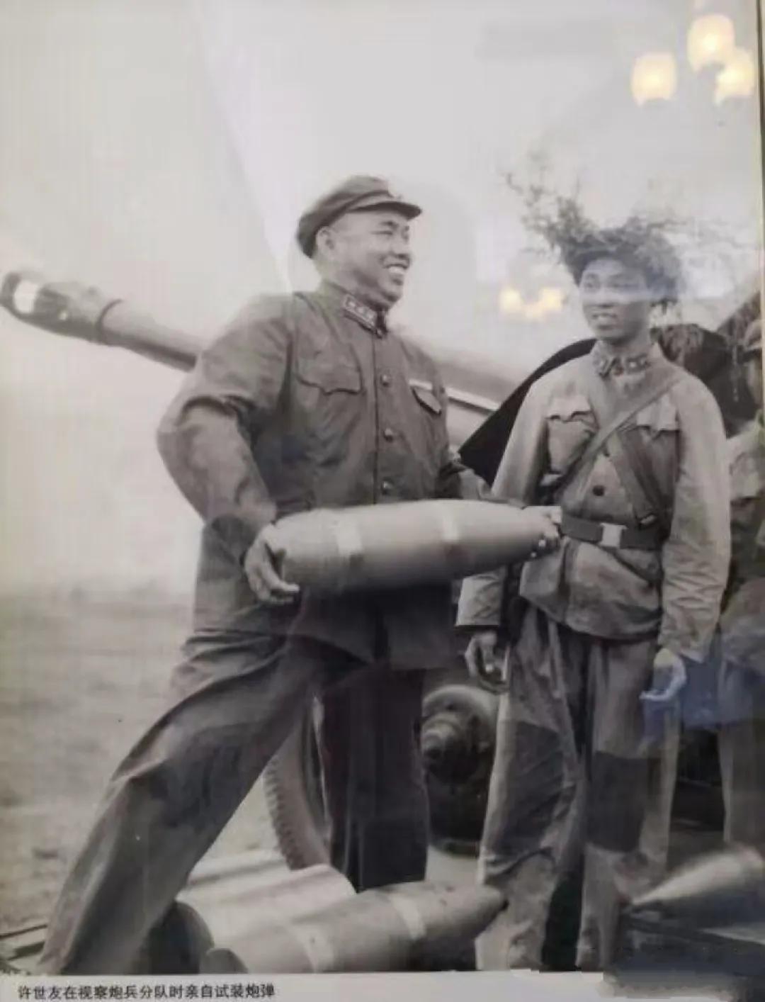 许世友将军在视察炮兵分队时亲自搬运炮弹。