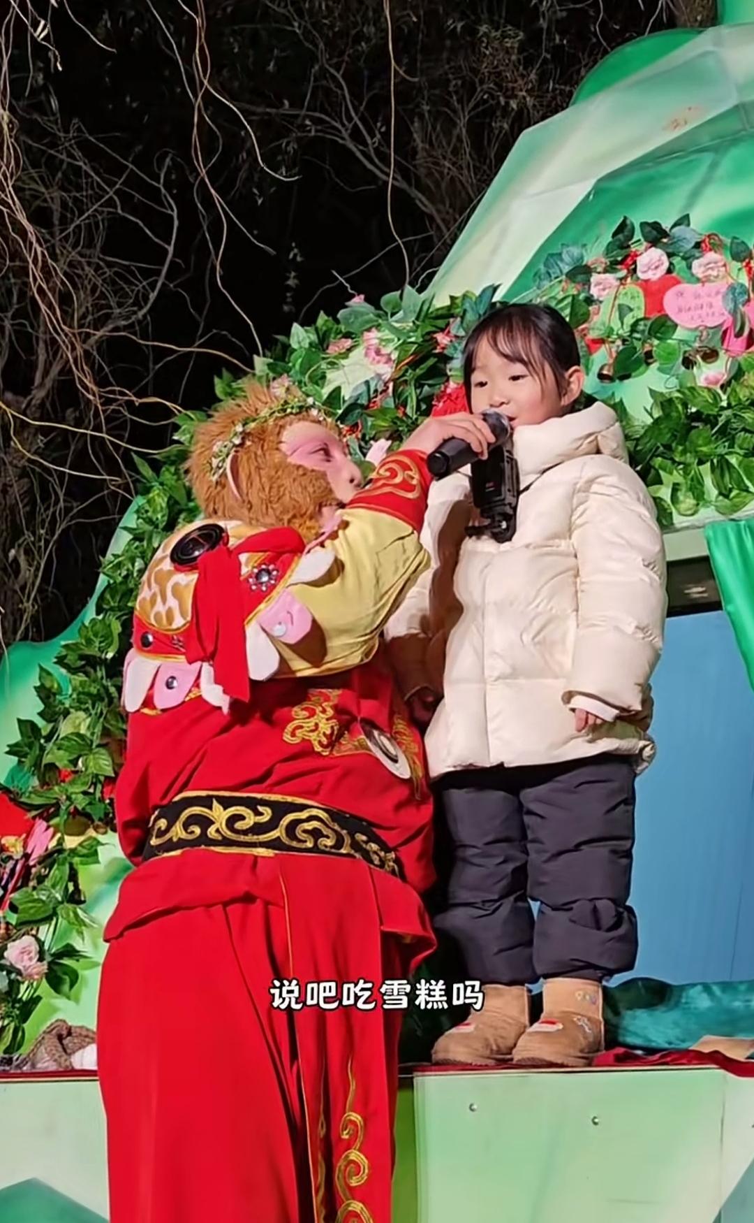 关注了一个夏天，终于看到了小毛团的真容，还得要谢谢雪饼猴。

小毛团来长春投喂雪