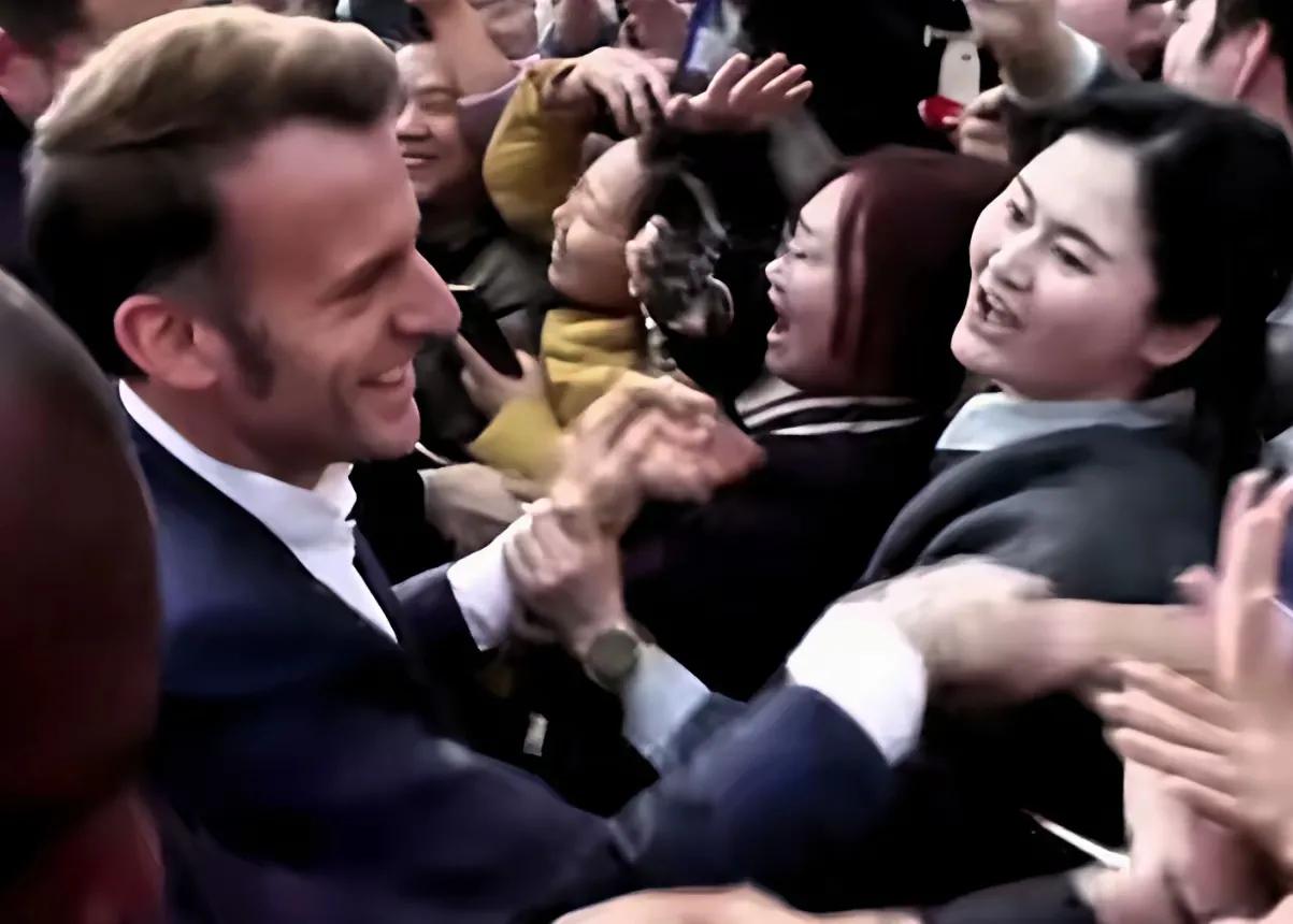 马克龙在川大“羞涩脸红”瞬间。
​当马克龙高兴地走向青春洋溢的大学生群体时，有一