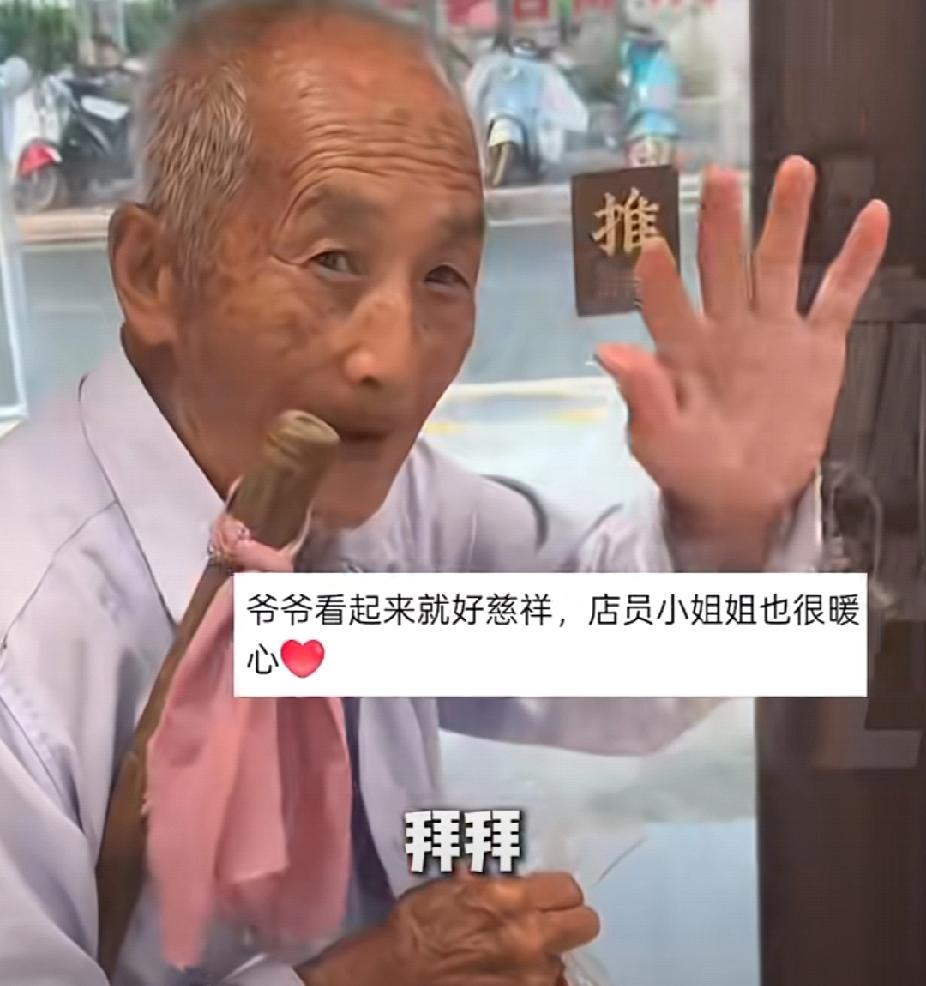 10月3日，江西一位小姐姐的餐馆来了一位老人，递上了一张纸条，上面写的话让小姐姐