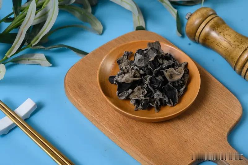 山药配啥菜好吃，那可太多选择啦。山药配木耳就很不错，山药口感软糯，木耳脆爽，二者