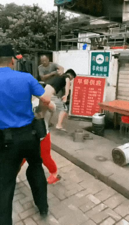 完了，这一砖头下去，这名城管应该凶多吉少了。
这小伙子也太冲动了，现在是法制社会