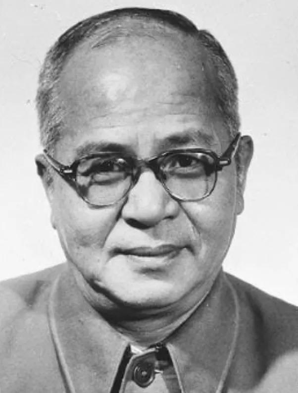 1969年，在北京刑场边的老槐树下，60岁的吴晗被粗绳捆在树干上，可围观的人群里