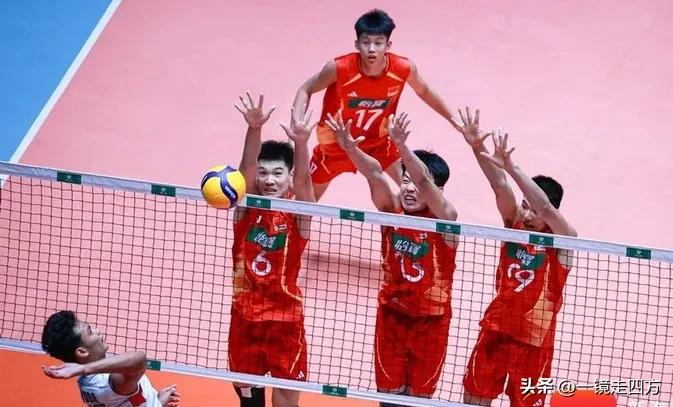 在海口进行的U18男排亚锦赛刚刚结束了首场半决赛，中国队经过五局大战，以25:1