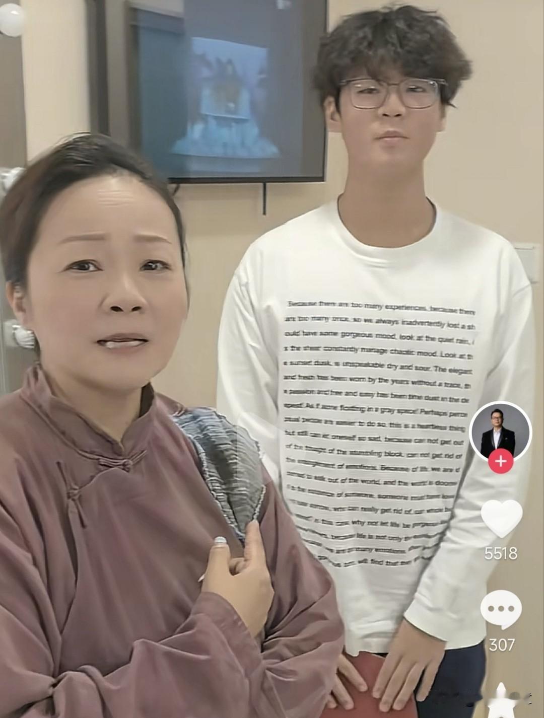 原来荧屏“外来妹”吴爱艺的儿子都长大了!近日，上海知名滑稽戏演员吴爱艺和儿子小徐