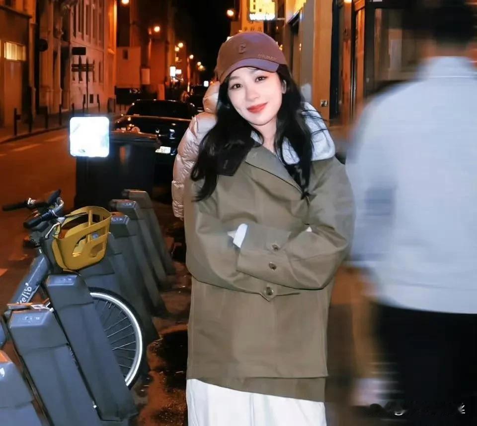 杨紫每次亮相都展现出不同的风采，这背后离不开她自律的生活态度。她对自身形象的严格