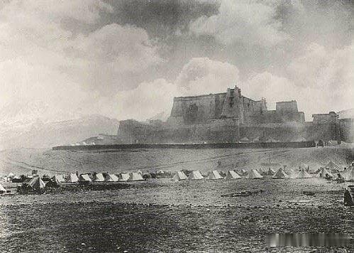 关于西藏帕里宗城堡，彭苏的小说《西藏战争》中有详细描述：“帕里宗城堡是一座巨大的