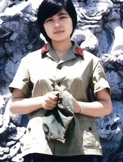 老山女兵秦红，参战的时候才19岁，被战友称为最美战地女神。战后数十年，她年年奔赴