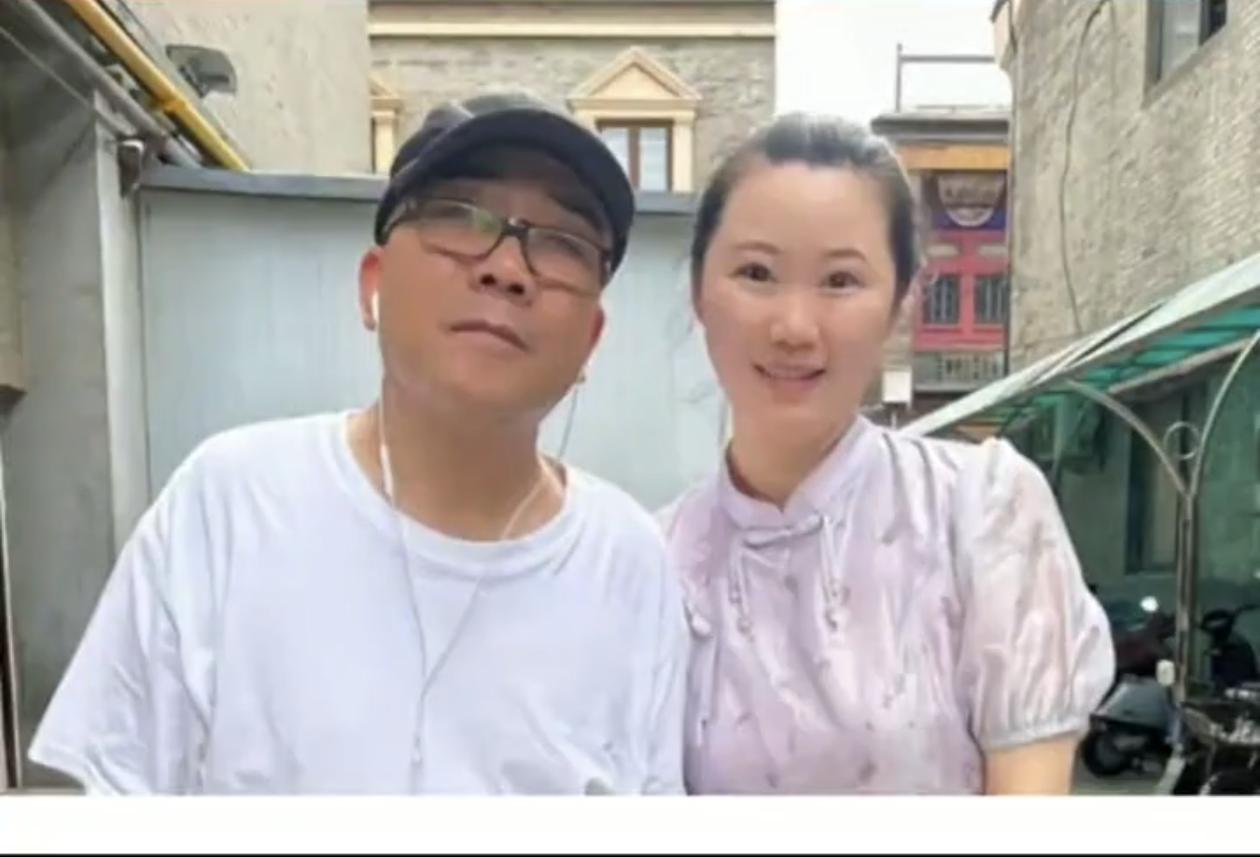 杨议旁边的女子曾经是剧组的化妆师，名字叫张颖。杨议就是为了她和梦真离婚，有钱人找