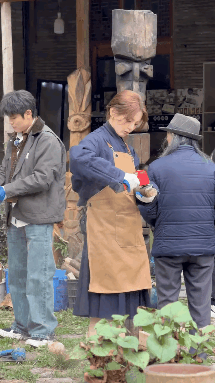 现在有几个女孩子敢摆弄这玩意？一看就是干活的人，因为没加保护罩