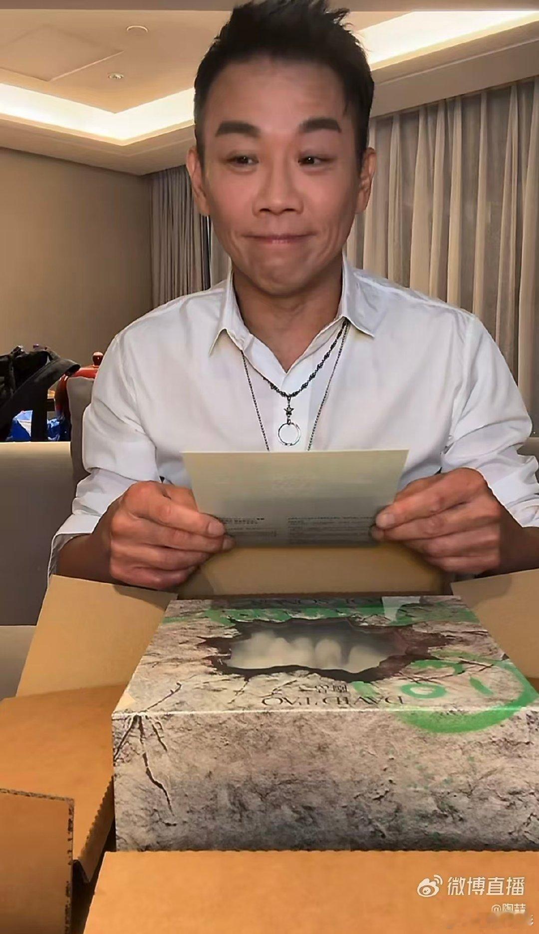 陶喆用锤子剔牙 直播意外名场面！公仔锤子拆卸教学突然跑偏剔牙，歌迷连夜换牙签接梗