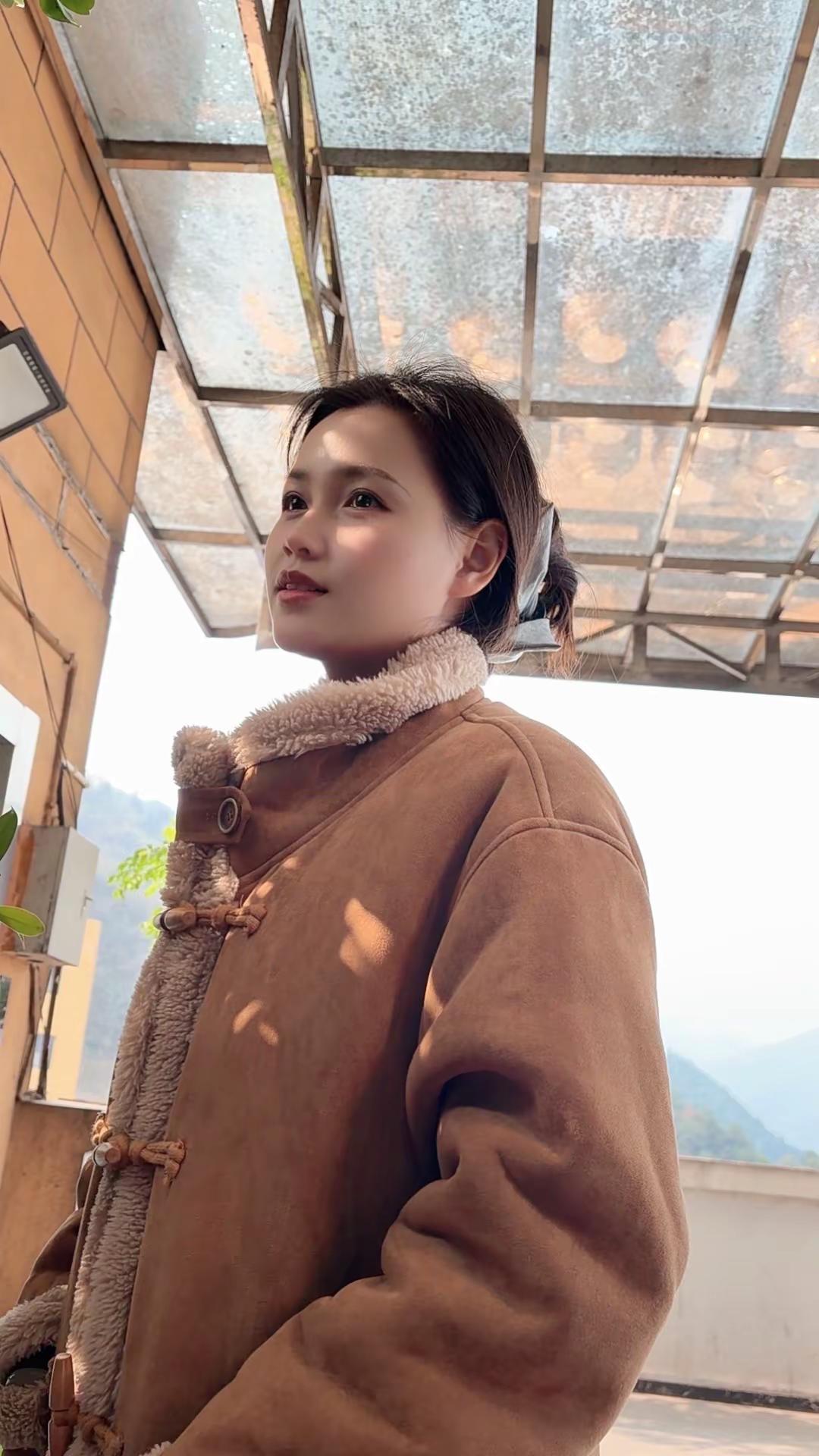 怎么好像有一阵风在赶来的途中 说它懂我的梦。