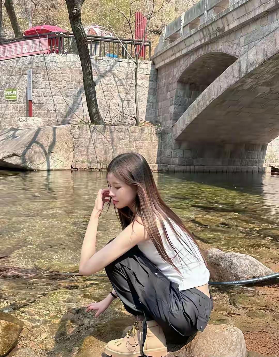 在清澈的小溪边，享受宁静的午后时光🌿💦