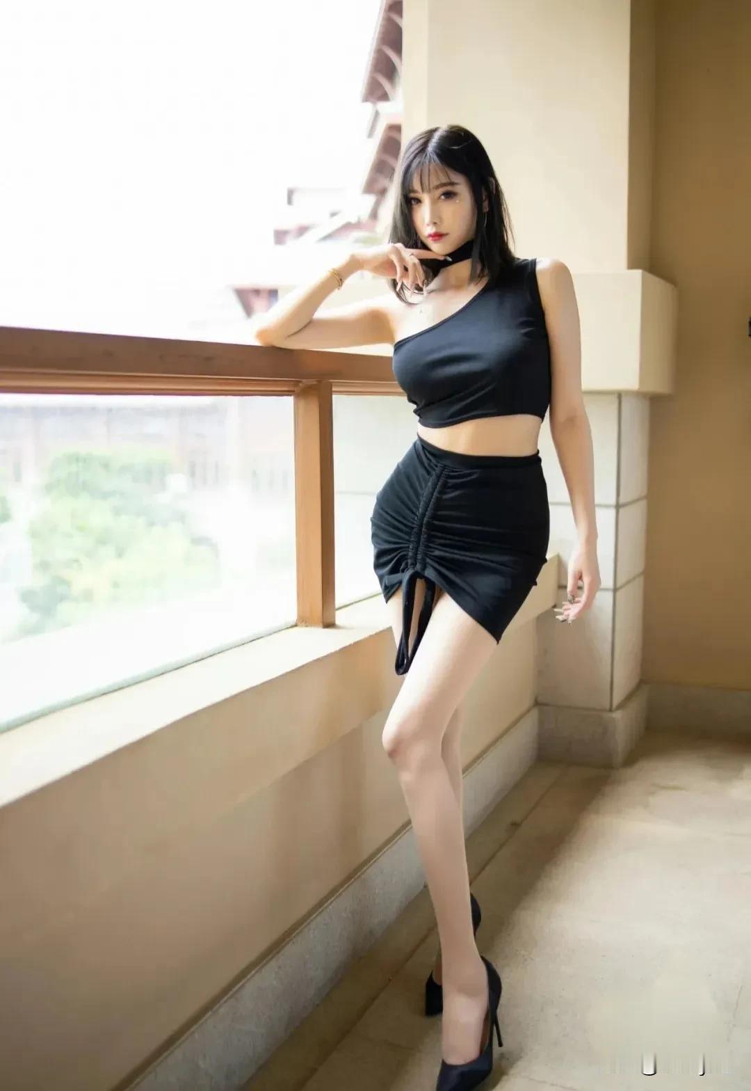 #秋日生活打卡季#
#分享美女＃# #养眼 大长腿# #美女大长腿美女# #模特