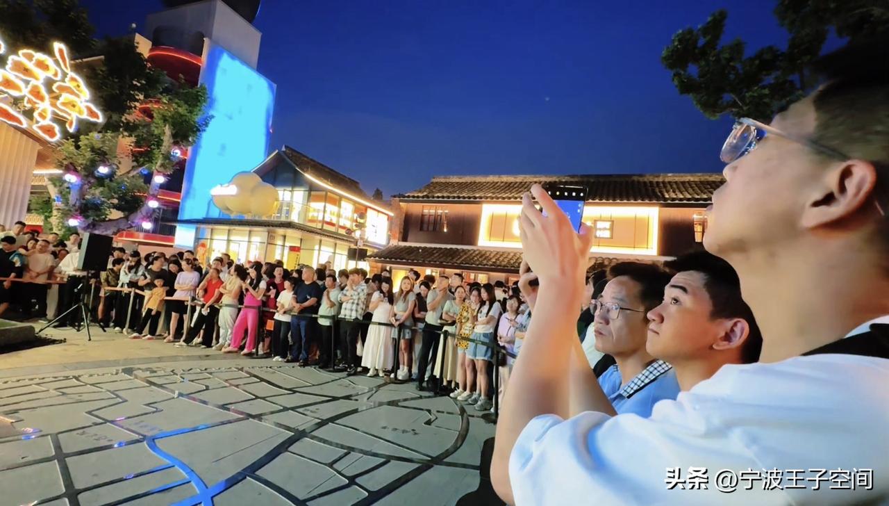 宁波秀水街开业第16天，彻底火出圈！周日的秀水街，直接被挤爆了！

现场实况：人