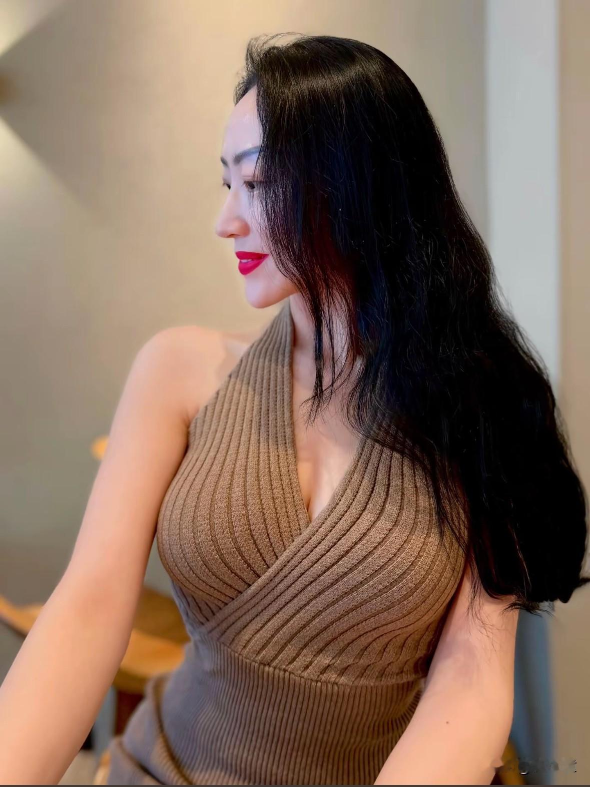优雅黑发，迷人红唇，时尚无袖针织衫，尽显女性魅力。