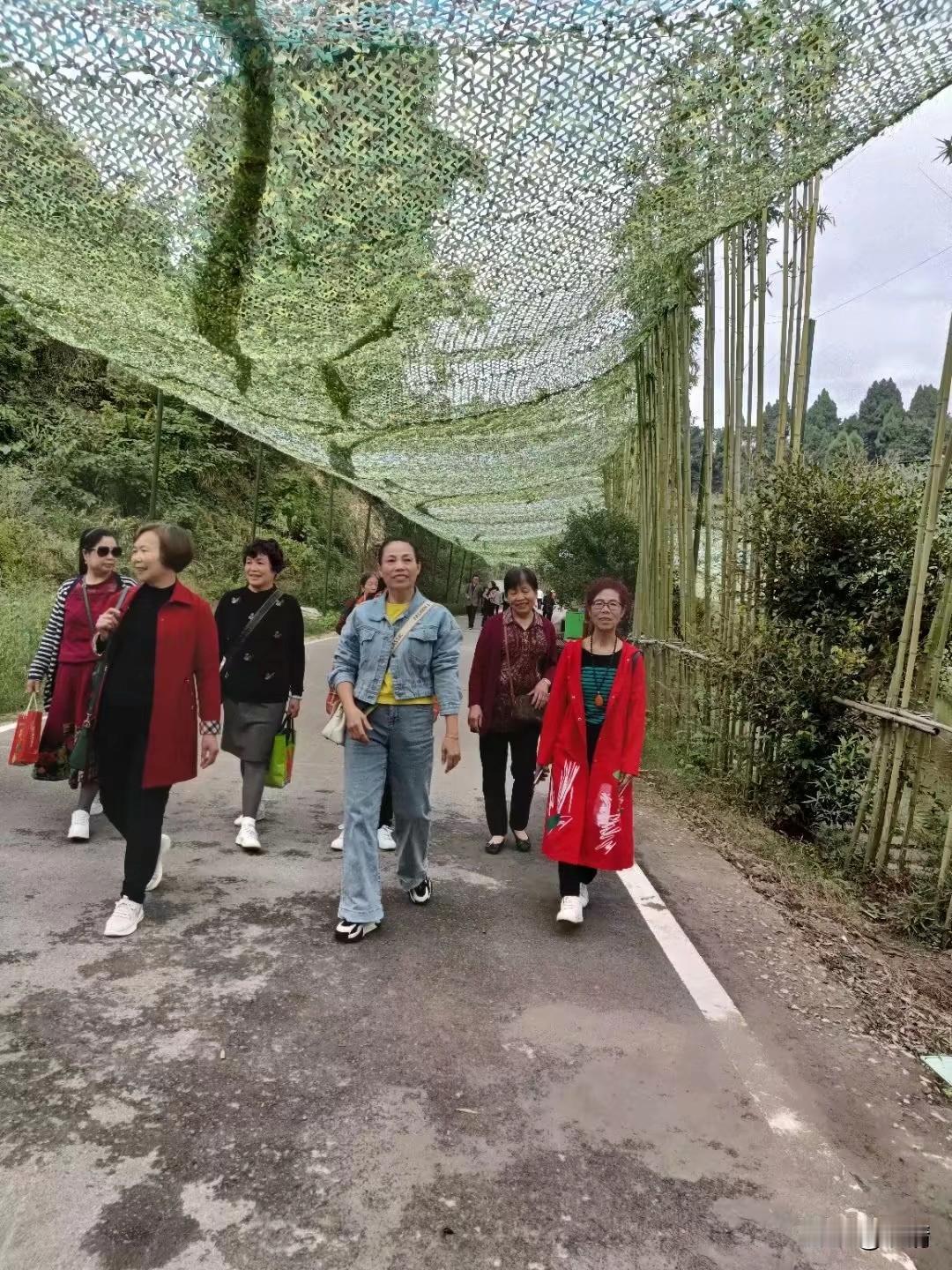 打卡今年春天最想实现的心愿， 年过半百，只想和老同学好好聚一场。[大笑]
 
人