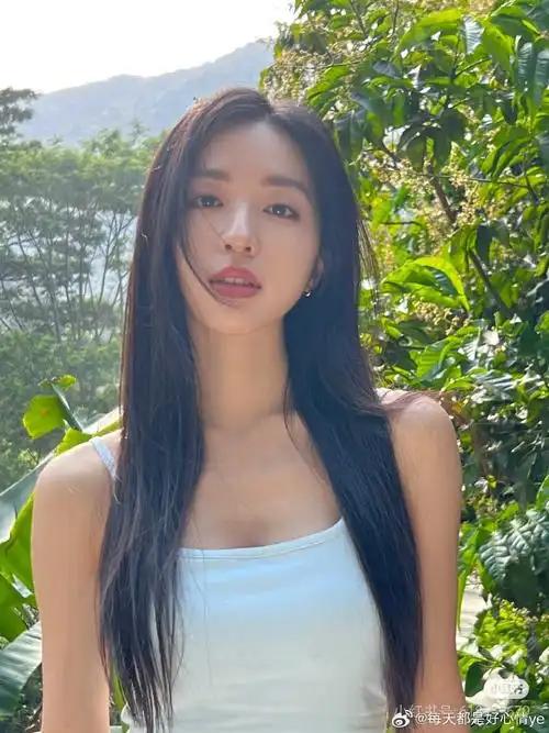 2025年11月1日，翁青雅跨界主持对朱珠的直播专访，表现引发热议。首先是礼仪问